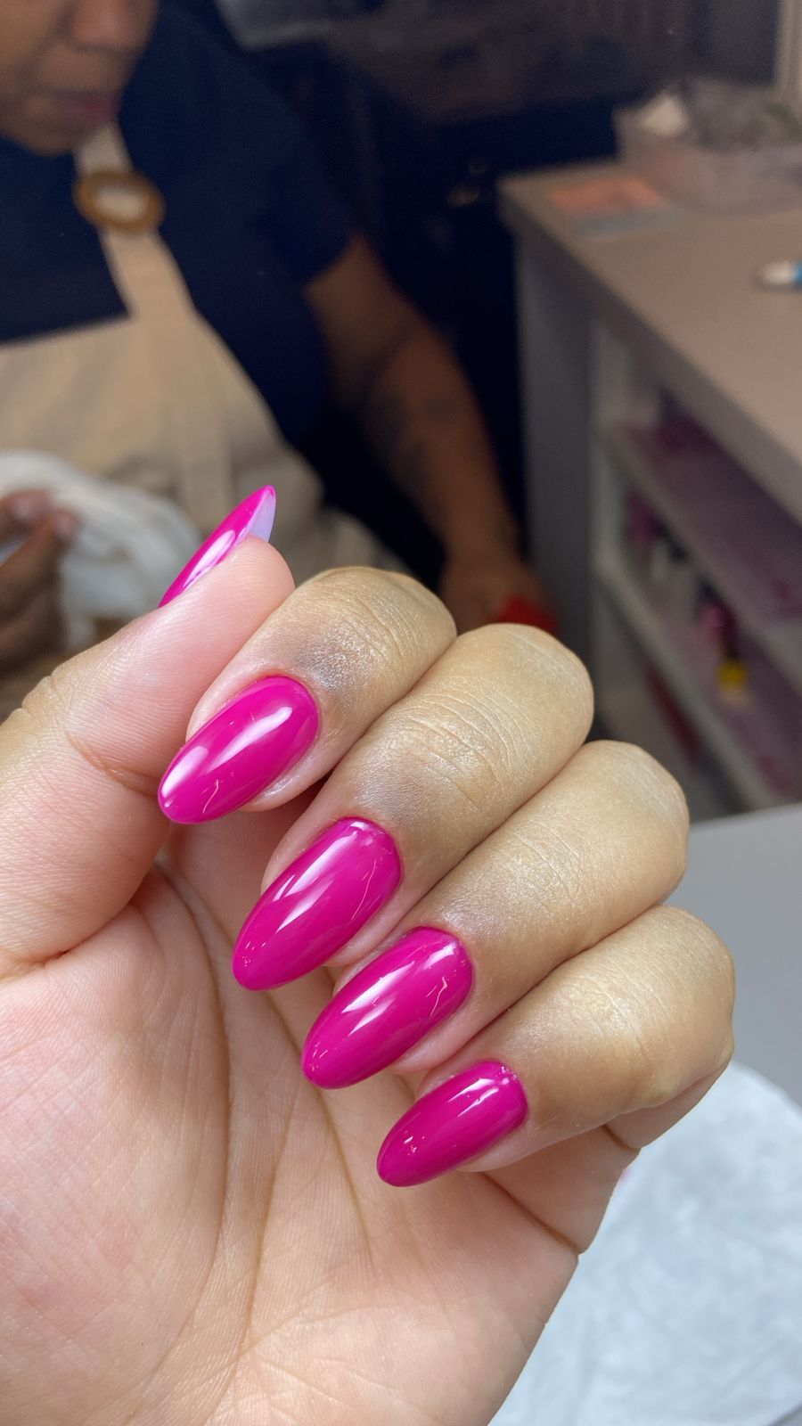 Unhas em tom rosa intenso
