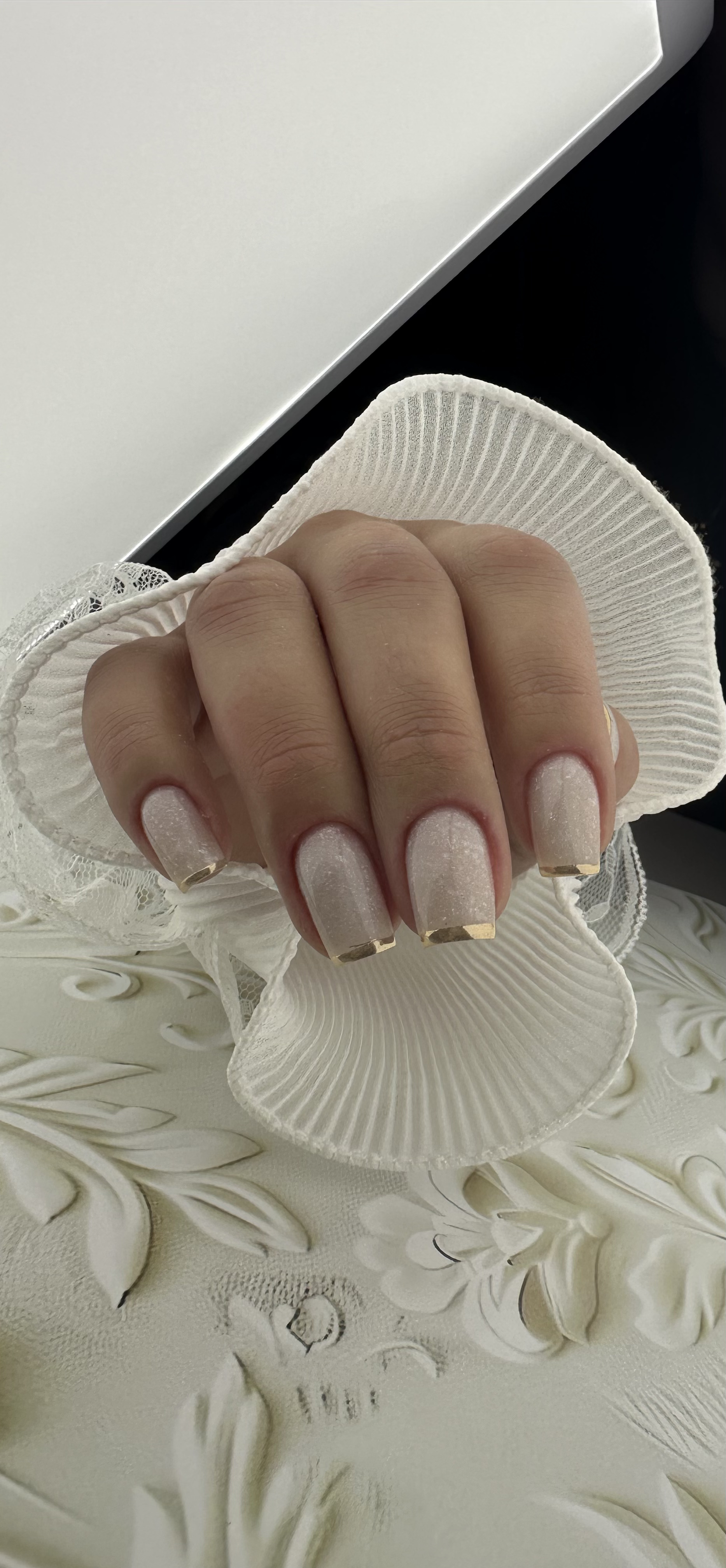 Trabalho de nail art em tons suaves