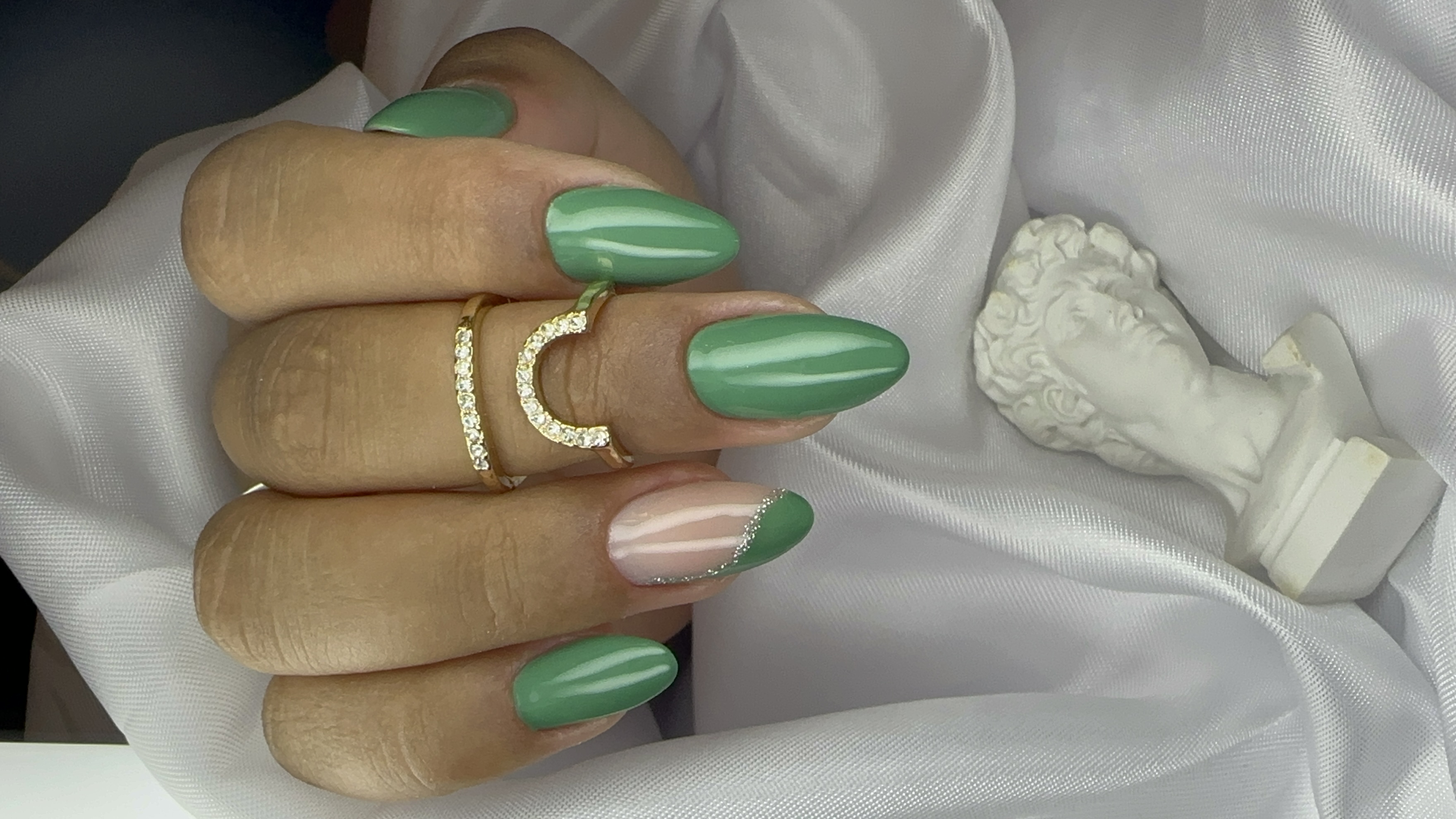 Unhas verdes com detalhe delicado